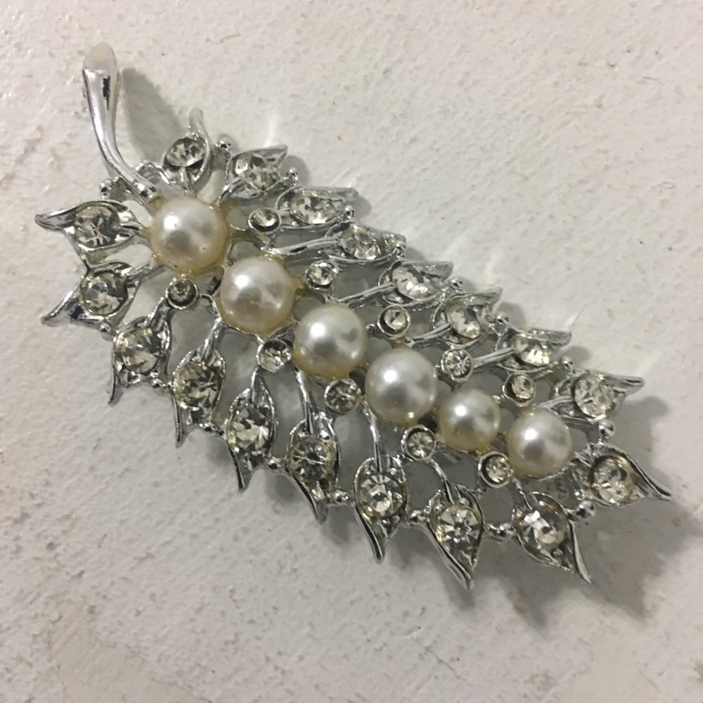 Vintage Silvertone Faux Pearl Stone Leaf Brooch